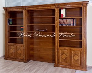 Libreria da soggiorno o studio realizzata su misura in legno massello di noce e intarsiata in legno di ulivo
